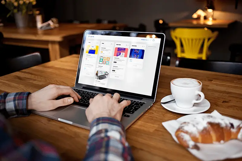 Organify em uso em um notebook em uma cafeteria